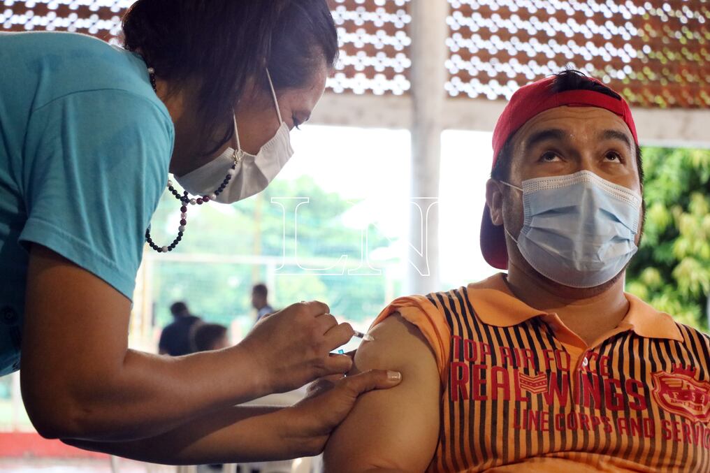Salud Pública pide que la población se aplique la tercera dosis contra el COVID-19 en los vacunatorios habilitados. Foto: Nadia Monges.