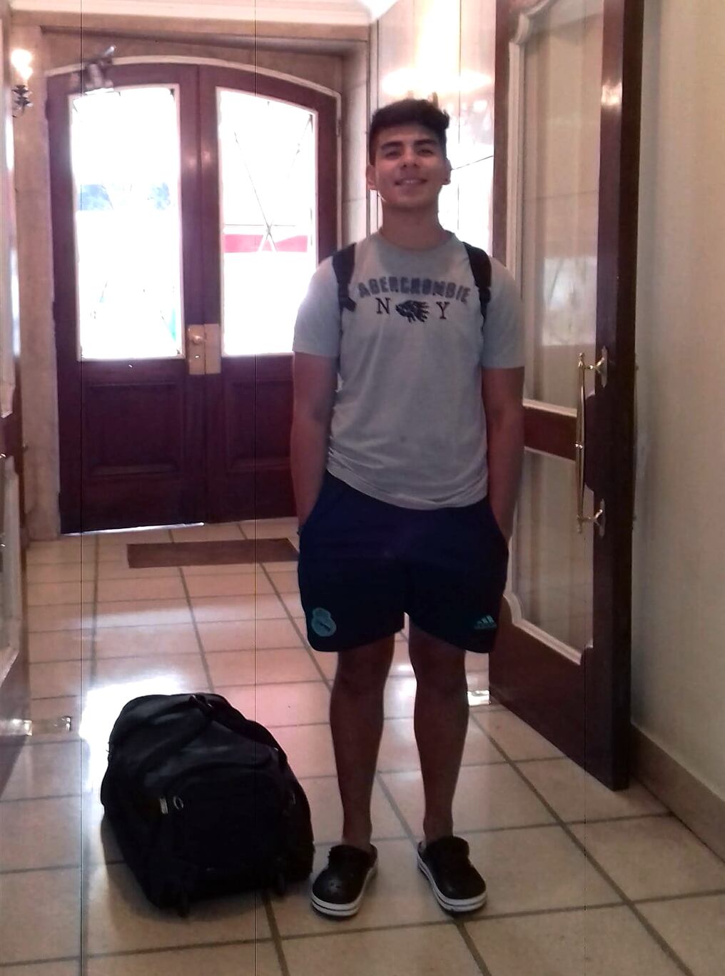 El 10 de enero de 2020, Fernando Báez Sosa se despidió de sus padres para su primer viaje de vacaciones para celebrar el término del secundario. Foto: Archivo.