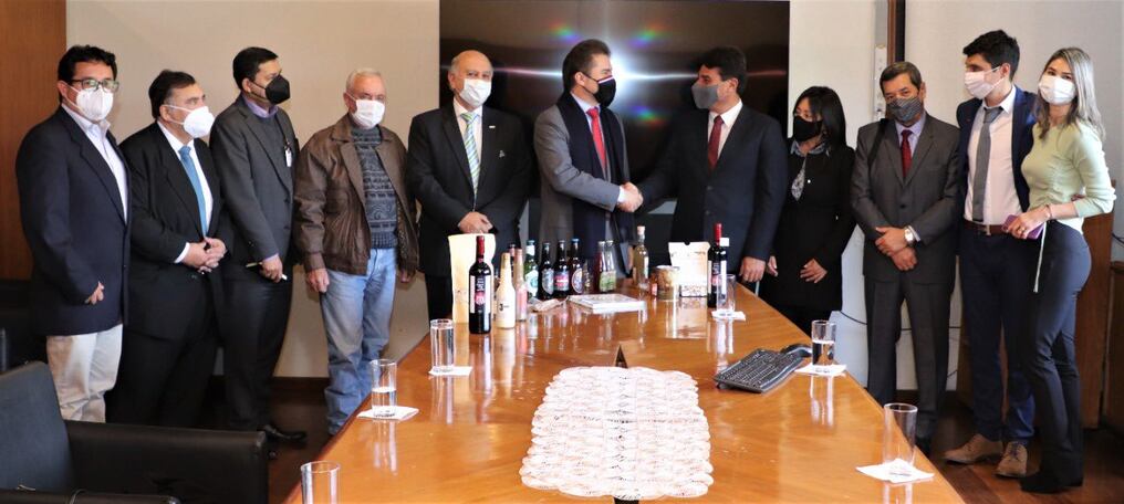 El ministro de Industria y Comercio, Luis Castiglioni, recibió la visita del alcalde de la ciudad boliviana de Tarija y de una delegación empresarial. Foto: Gentileza.