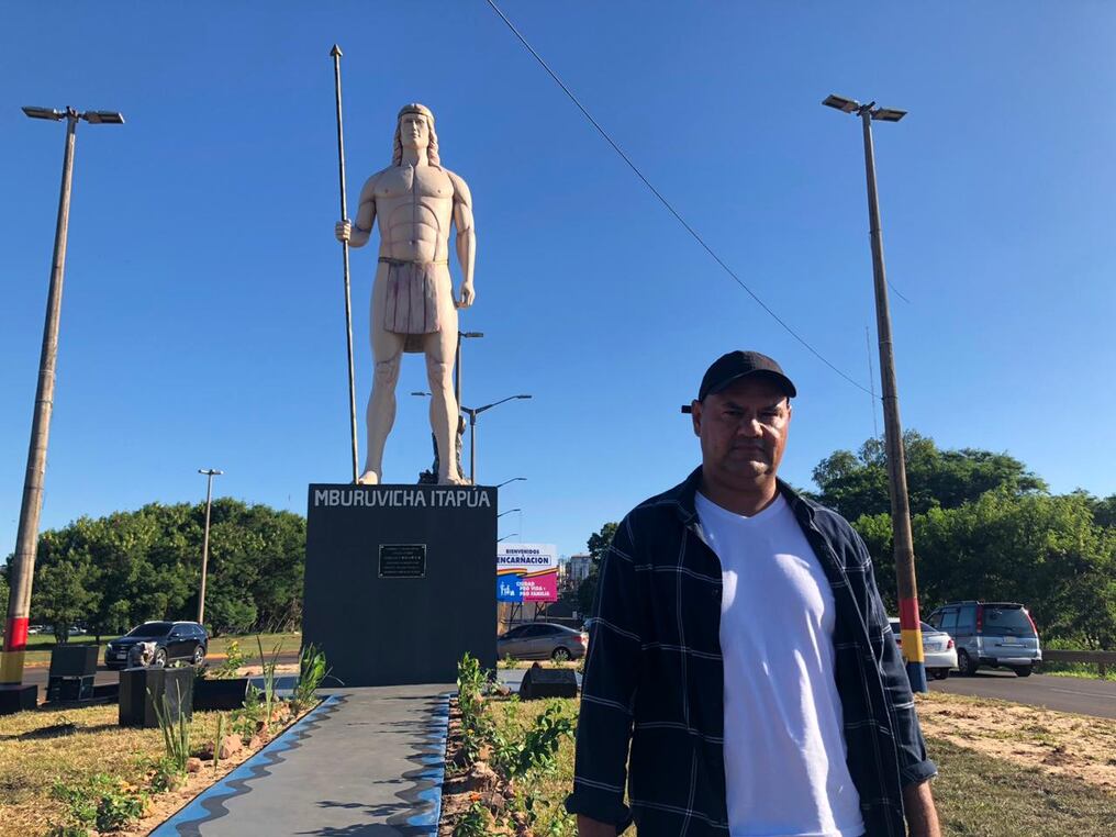 Orlando González dio sus propios toques artísticos al nuevo monumento de Itapúa. Foto: La Nación.