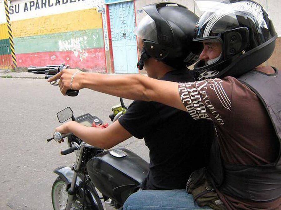 Una mujer de 40 años que salía de su trabajo fue asaltada por dos desconocidos que circulaban a bordo de una motocicleta sobre la calle Músicos del Paraguay, de la ciudad de Asunción. Foto: Ilustrativa.