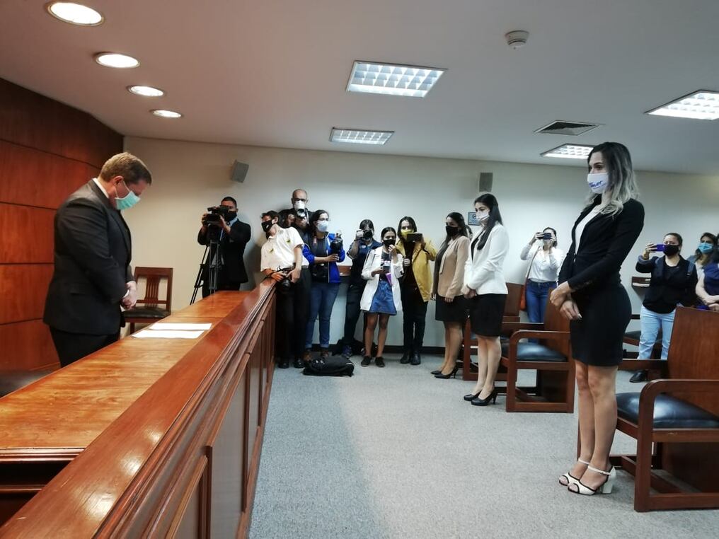 El ministro Alberto Martínez Simón, presidente de la Corte Suprema de Justicia, fue el encargado de tomar el juramento al abogado Fernando Ayala, más conocido como Kimberly. Foto: Gentileza.