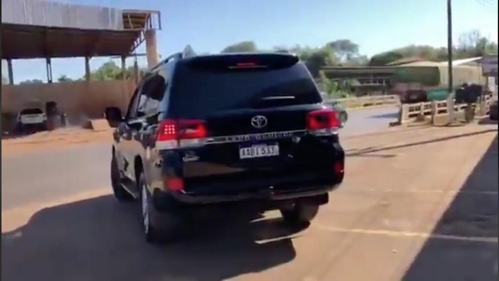 Tras comprarse lujosa camioneta y comprobarse que el funcionario realizaba mensuras judiciales de forma privada, violando la ley, Freddy González fue degradado de Gerente General a Director de un despacho. Foto: Captura.