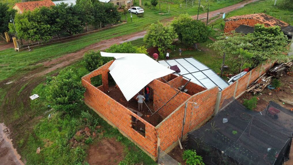 Suman más de 50 las viviendas destechadas luego del temporal que afecta desde ayer a la ciudad de San Ignacio, en el departamento de Misiones. Foto: Gentileza.