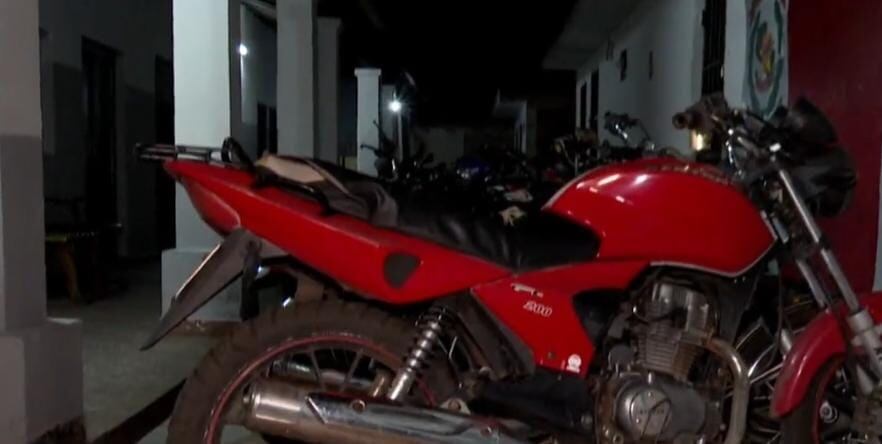 El biciclo que intentó robar el adolescente pertenece a uno de los empleados que en ese momento estaba trabajando dentro de un supermercado. Foto: Captura de pantalla.