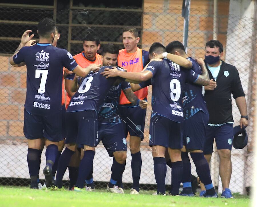 El protocolo no se respetó, pero los guaireños festejan el gol de Ayala y los tres puntos.FOTO:JORGE JARA