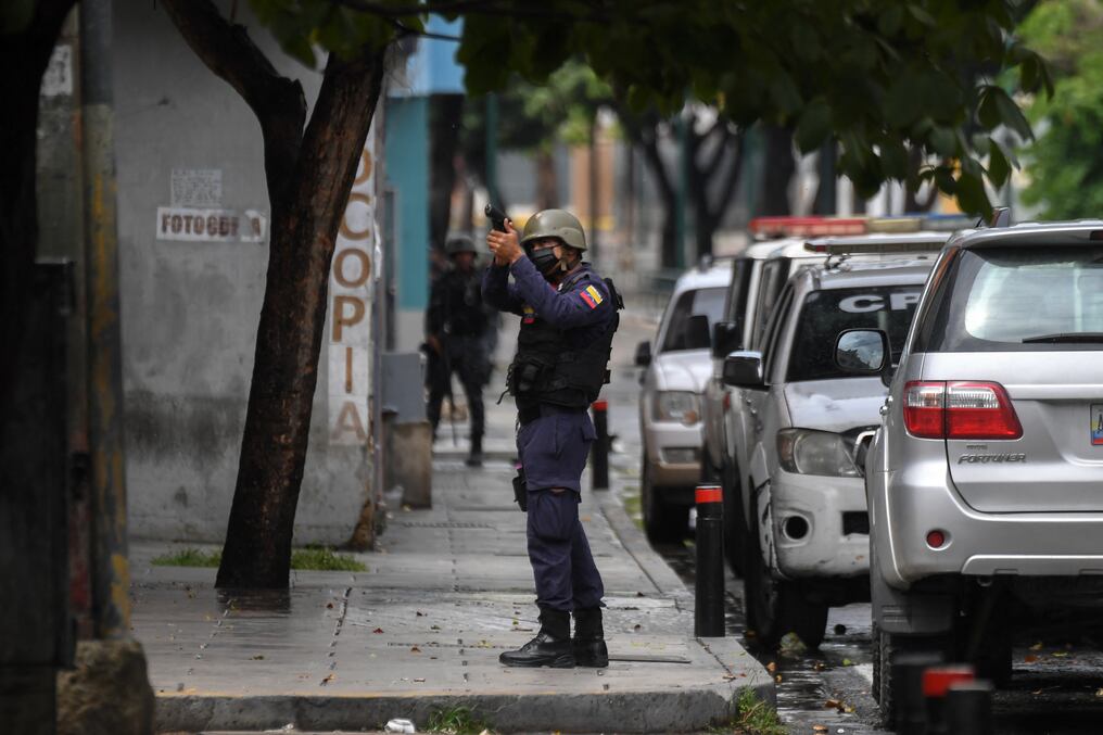 Los enfrentamientos comenzaron la tarde del miércoles, obligando a algunos vecinos a abandonar sus casas producto de la balacera. Foto: AFP.