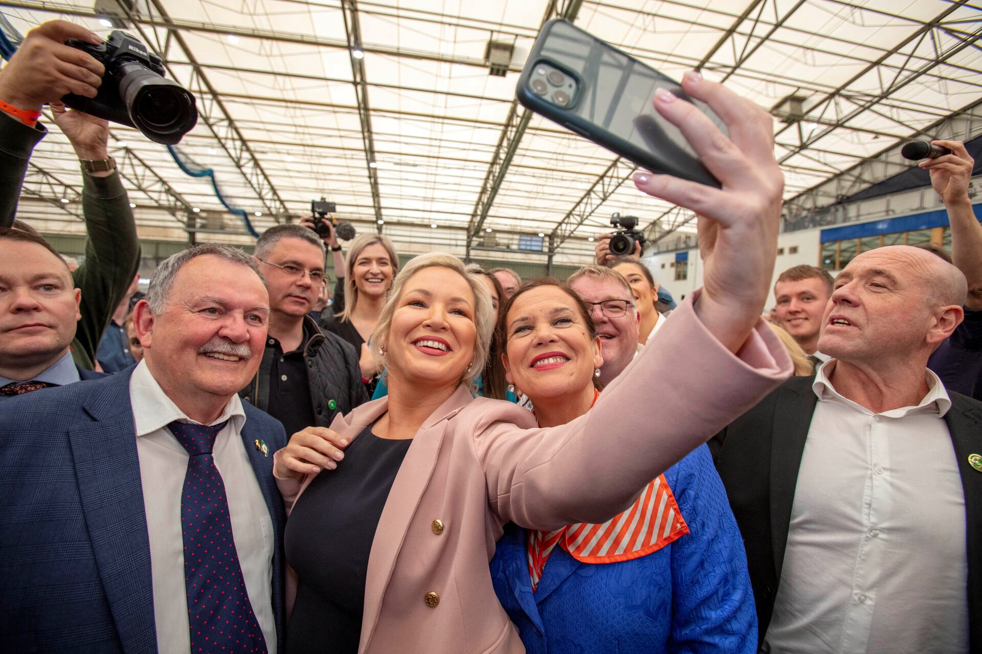La viceprimera ministra Michelle O’Neill con la presidenta del partido, Mary Lou McDonald. Foto: AFP.