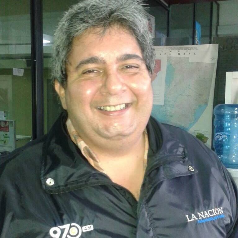 El periodista Álex Noguera, con vasta trayectoria en medios, atraviesa un problema cardiorrenal y sus compañeros preparan una gran rifa solidaria. Foto: Gentileza.