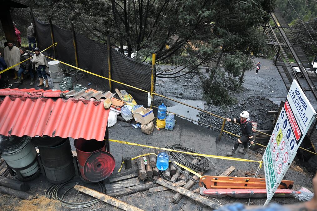 Mineros y familiares esperan noticias tras explosión en una mina de carbón en el municipio de Sutatausa en el departamento de Cundinamarca. Foto: AFP.