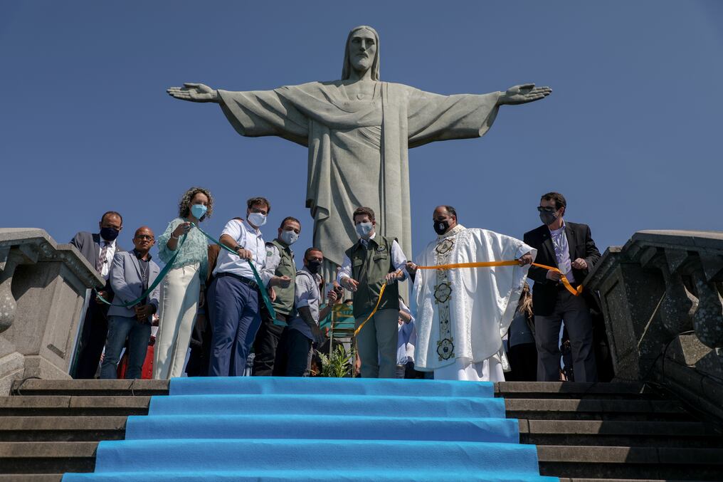 "Simboliza la reapertura de Brasil al turismo", dijo el ministro de Medio Ambiente, Ricardo Salles, durante la inauguración del monumento. Foto: AFP.