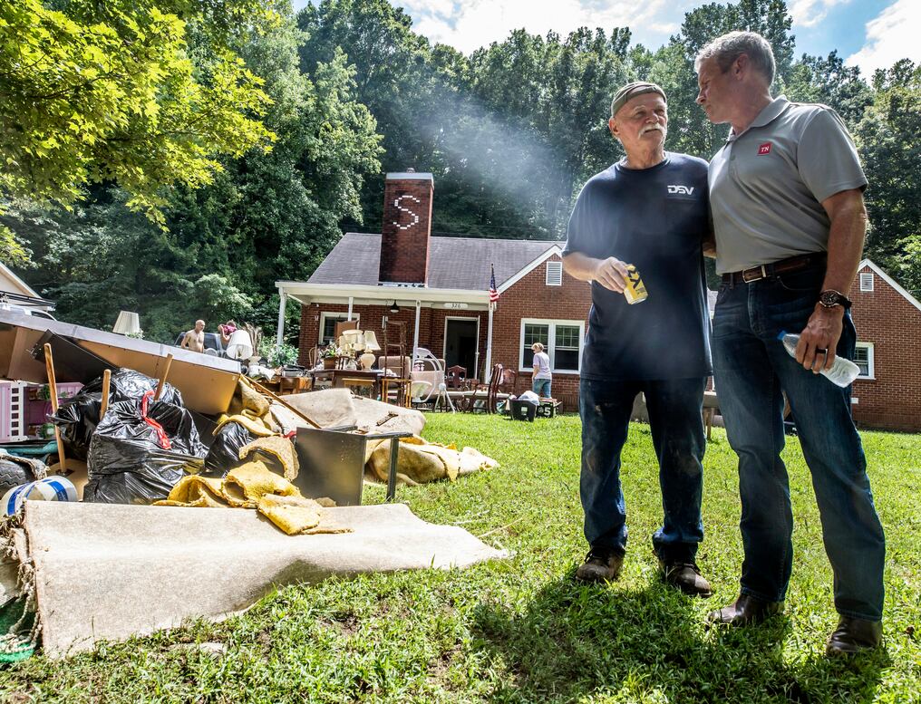 El gobernador de Tennessee, Bill Lee (derecha), realizó un recorrido por las áreas que sufrieron daños por las inundaciones. Foto: AFP.