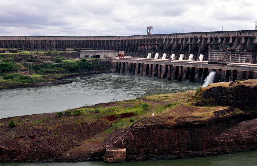 Ángeles Ferreira, miembro del equipo Itaipú Ñanemba’e, explicó el alcance de la negociación llevada a cabo entre Paraguay y Brasil, indicando por qué nuestro país sale perdiendo significativamente con el acuerdo. Foto: AFP.