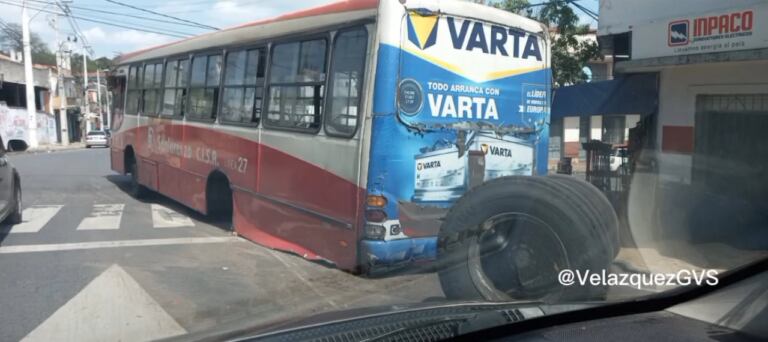El hecho registrado este domingo último generó indignación debido a la precariedad del bus. Foto: Gentileza.