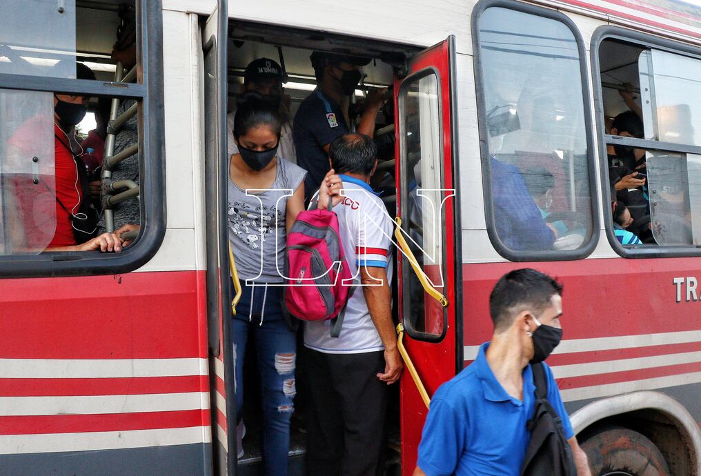 Desde el Ministerio de Salud instan a colocarse la mascarilla para estar protegido ante un posible contagio de COVID-19 y señalan las situaciones para el uso responsable de la misma. Foto: Christian Meza.