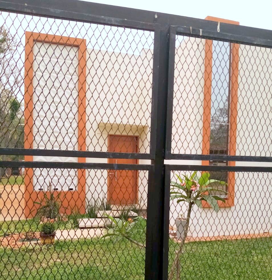 La vivienda en infracción se ubica sobre la avenida Guillermo Naumann del barrio Cristóbal Colón. Foto: Gentileza.
