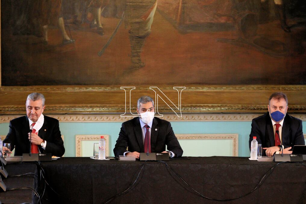 El ministro de Hacienda, Benigno López (derecha), debe entregar en los próximos días el texto del Plan de Reactivación Económica del Gobierno, para su estudio en ambas cámaras del Congreso Nacional. Foto: Archivo.