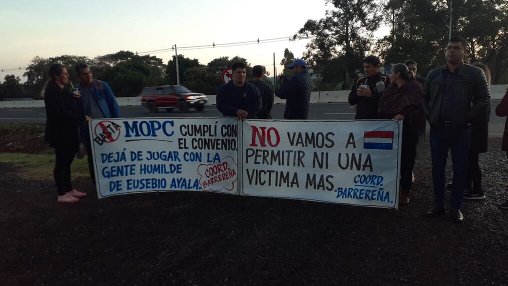 Los pobladores alegan también que en la zona hay escuelas, colegios, iglesias y clubes deportivos, por lo que necesitan de los pasos peatonales y retornos. Foto: GEN-Nación Media.