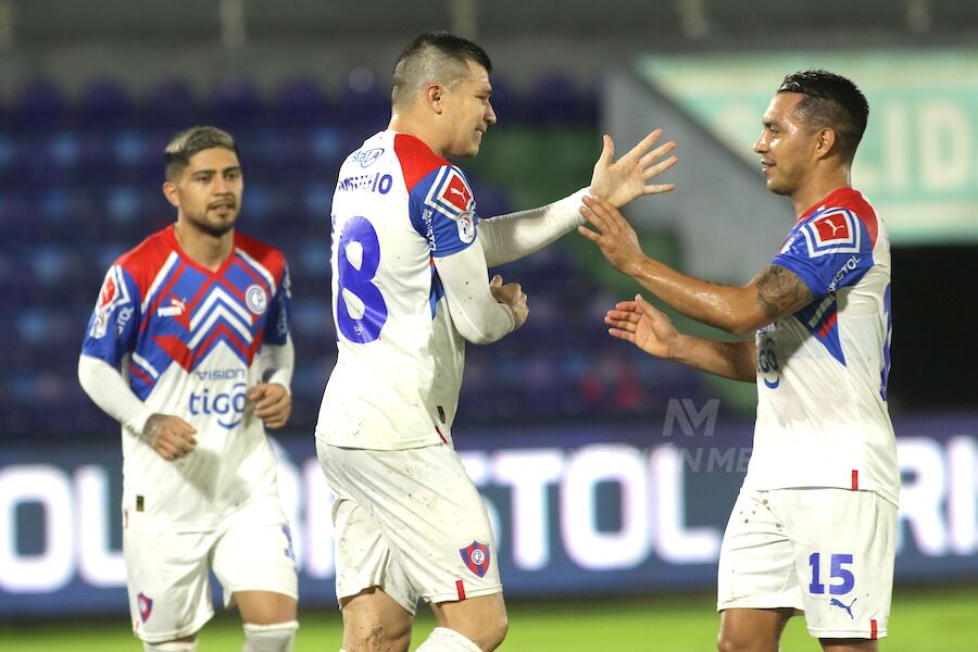 Braian Samudio (Izq.) está en los planes para arrancar de titular, aquí festeja un gol suyo con Ángel Cardozo.FOTO:EDUARDO VELÁZQUEZ