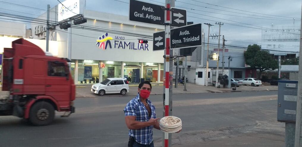 Desde las 17:00, el joven ofrece las pizzas en el semáforo de Artigas y Santísima Trinidad. Foto: Gentileza.