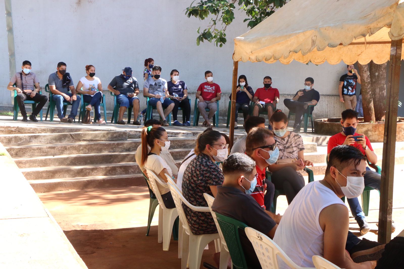 En el predio del IPS de Ciudad del Este, gran cantidad de personas esperan para hacerse el hisopado. Foto: Gustavo Galeano.