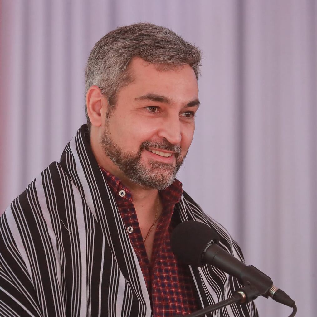 Mario Abdo desde la heroica ciudad de Piribebuy, vestido con un poncho tradicional, que le obsequiaron los pobladores. Foto: Gentileza.