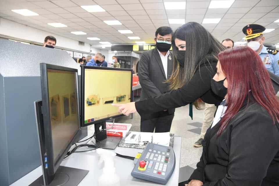 Félix Kanazawa y Liliana Díaz  recorriendo las áreas de seguridad del aeropuerto Silvio Pettirossi. Foto: Gentileza. 