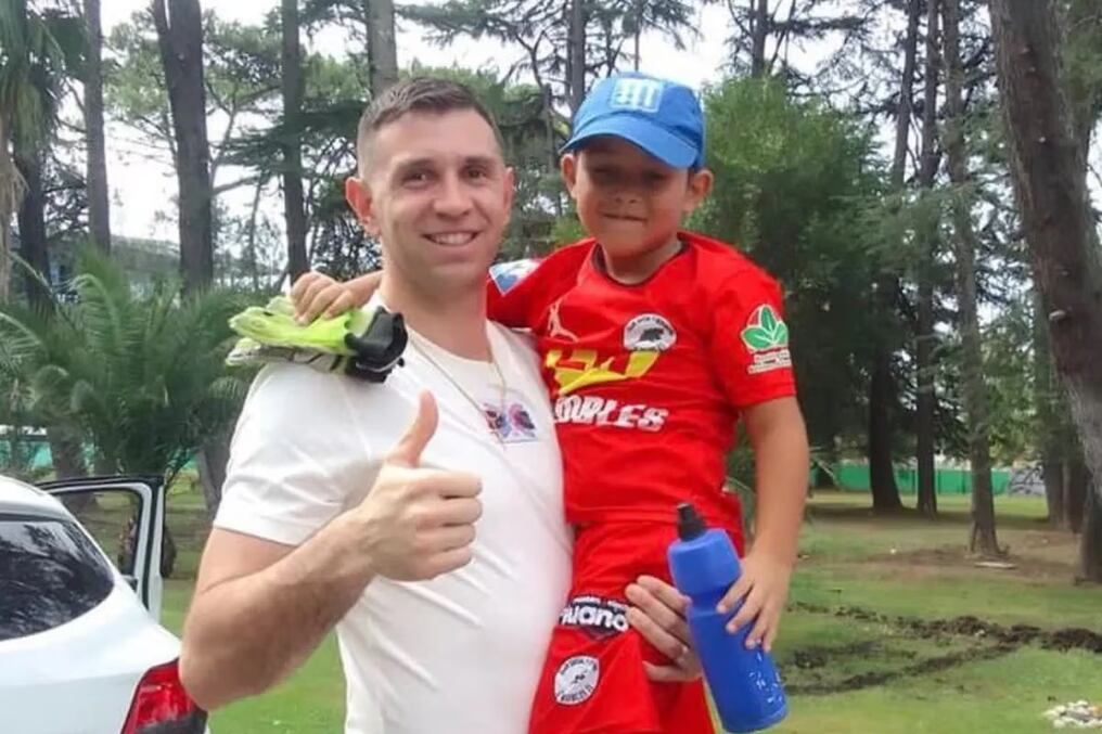 Dibu Martínez le cumplió el sueño a uno de sus fanáticos. Foto: Twitter.