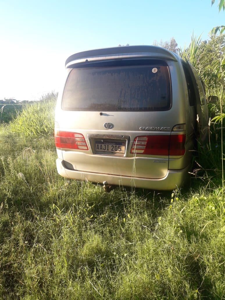 La Policía Nacional reportó el hallazgo de la camioneta tipo furgón robada de la familia alemana asaltada el pasado domingo 9 de abril, donde hubo resultado fatal, en una vivienda deshabitada del barrio Chino Cué de Cambyretá. Foto: Rocío Gómez/Nación Media.