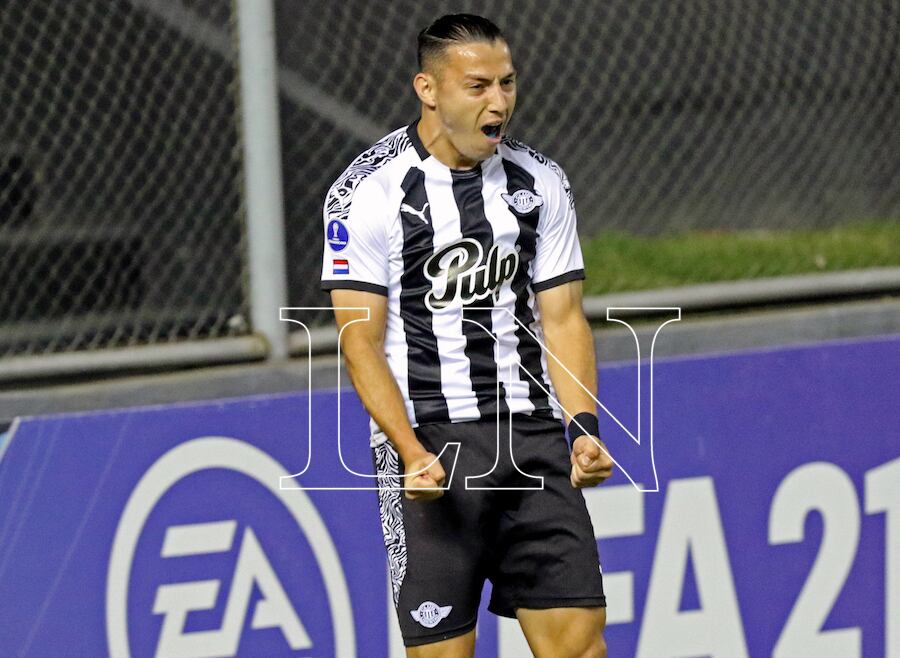 Carlos Sebastián Ferreira bajó impecablemente el balón en el área rival y definió para marcar el único tanto del partido en el primer tiempo, con el que ganó Libertad.FOTO:NÉSTOR SOTO