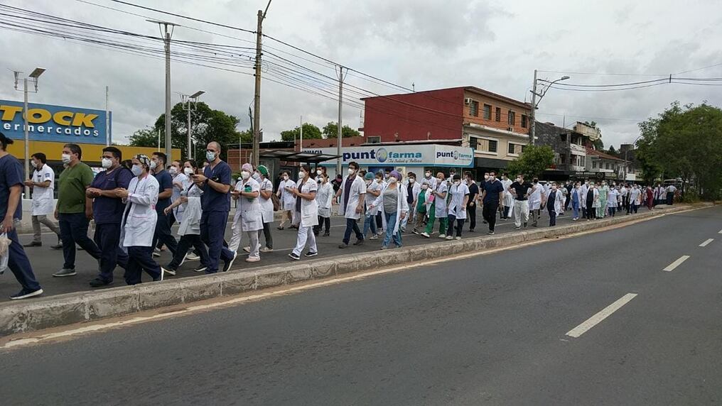 Los médicos se movilizaron esta mañana frente al Hospital Central del IPS sobre la avenida Sacramento. Foto: GEN.