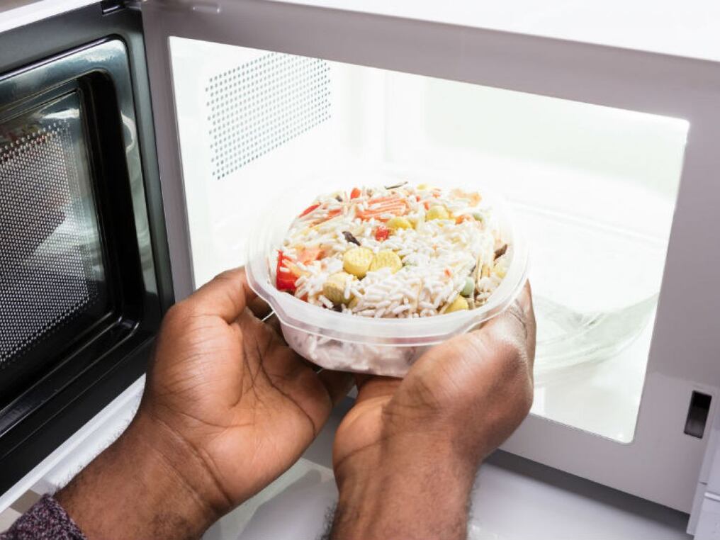 Por estas razones no te conviene usar tuppers de plástico en el microondas