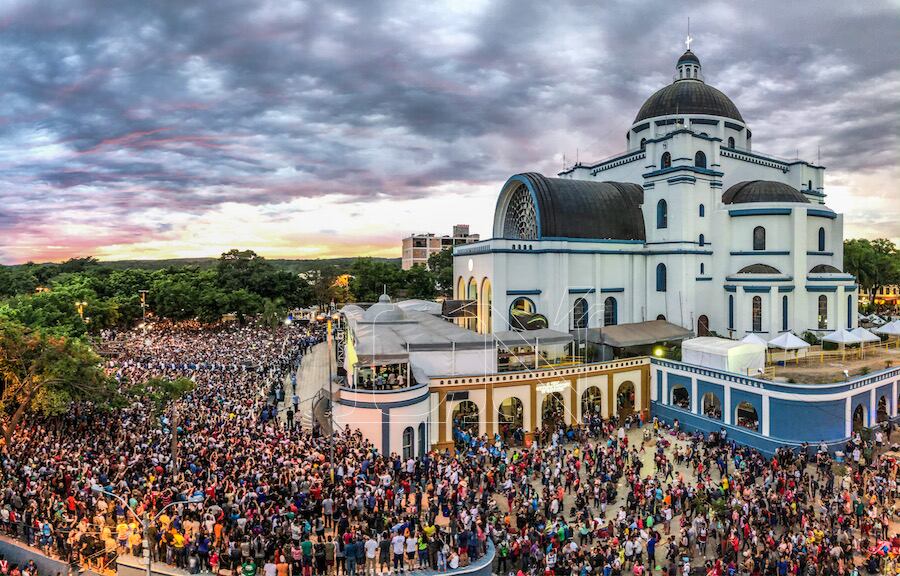 Como es bien sabido, este año la mayor fiesta mariana en honor a la Virgen Caacupé quedó suspendida en formato presencial por la pandemia del COVID-19, pero la conmemoración a la Virgen de los Milagros se puede realizar en formato virtual y desde las casas, por lo que la Comisión Nacional de Pastoral Juvenil decidió poner en marcha la “peregrinación online”. Foto: Carlos Juri.