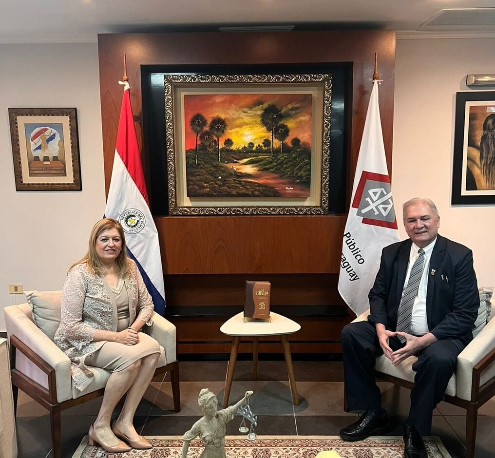 Aparte de hablar sobre el traspaso de mando, la fiscal general, Sandra Quiñónez, entregó un reconocimiento de la Fiscalía a Emiliano Rolón. Foto: Gentileza.