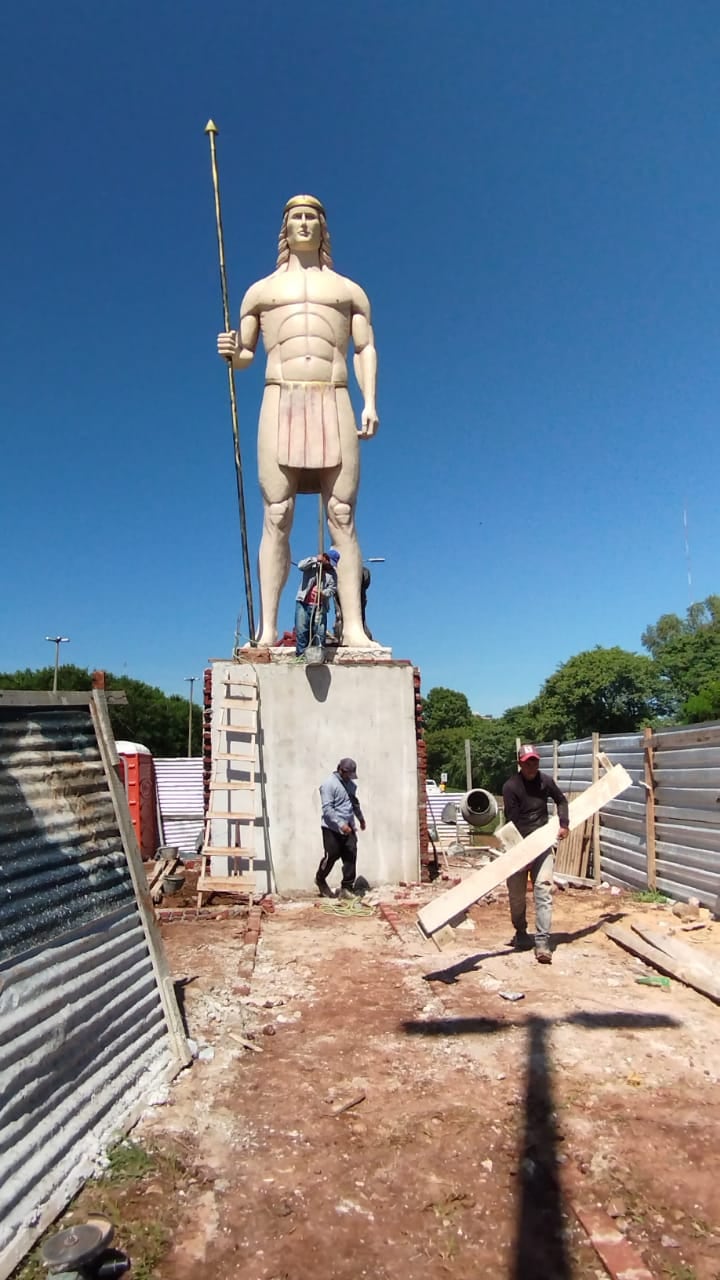 El nuevo monumento de Itapúa tiene más de 7 metros. Foto: La Nación.
