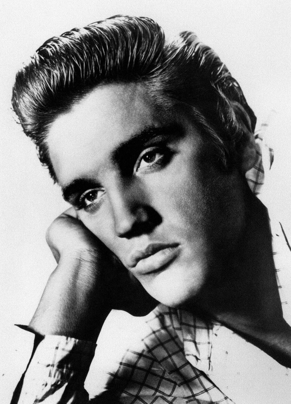 Undated picture of US rock star Elvis Presley, born in Tupelo Mississipi on January 8,1935 and dead 16 August 1977 in Memphis.  AFP PHOTO (Photo by STF / AFP)