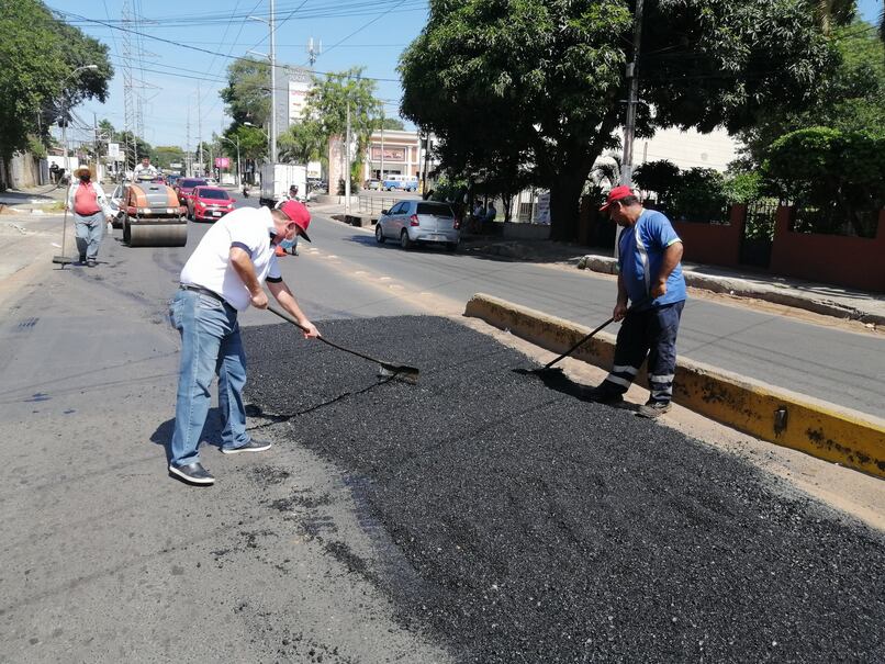 El jefe comunal también se sumó a la labor de los trabajadores del MOPC. Foto: Gentileza.