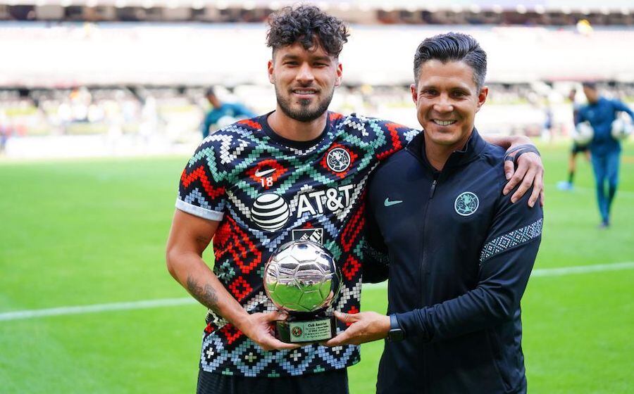 Bruno Valdez recibe el reconocimiento por parte del América.FOTO:@MEDIOTIEMP
