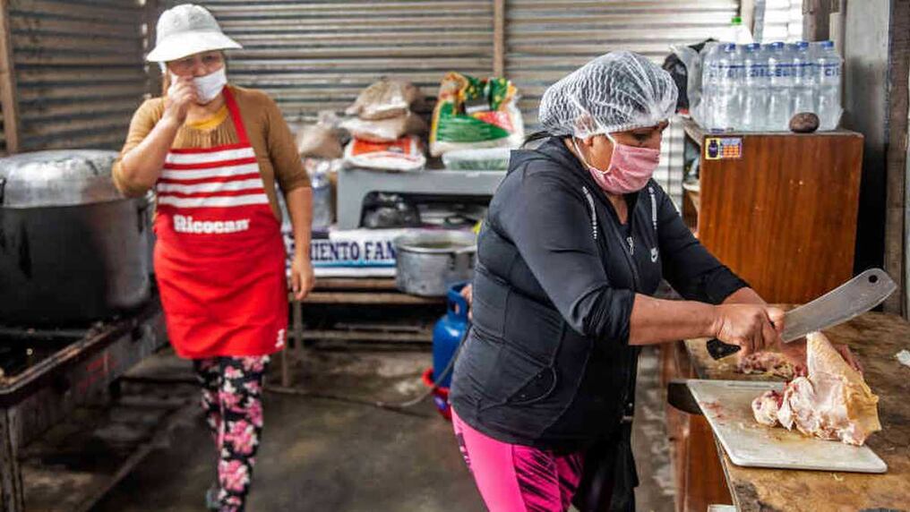 Los colectivos de ollas comunes peruanos se manifestaron para exigir alimentos en buen estado que a diario se descartan como basura. Foto: AFP.