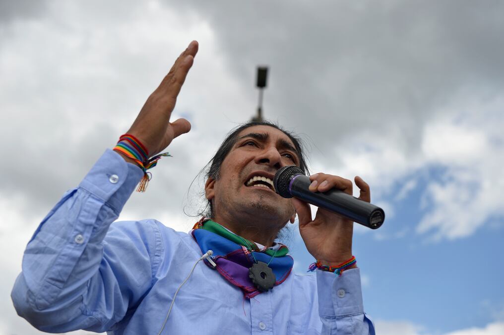 El líder indígena Yaku Pérez, uno de los tres principales candidatos a la presidencia de Ecuador, llamó este miércoles a una reconciliación con la naturaleza en su último recorrido por Quito, de cara a las elecciones generales del domingo. Foto: AFP.