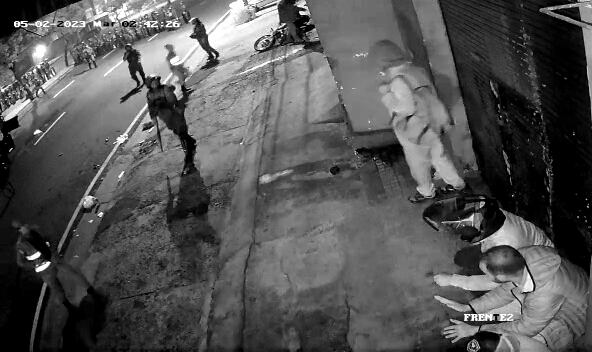Circula en redes un video de abuso policial que se especula no sería de Paraguay por no coincidir el uniforme que utilizan los agentes nacionales. Foto: Captura de video