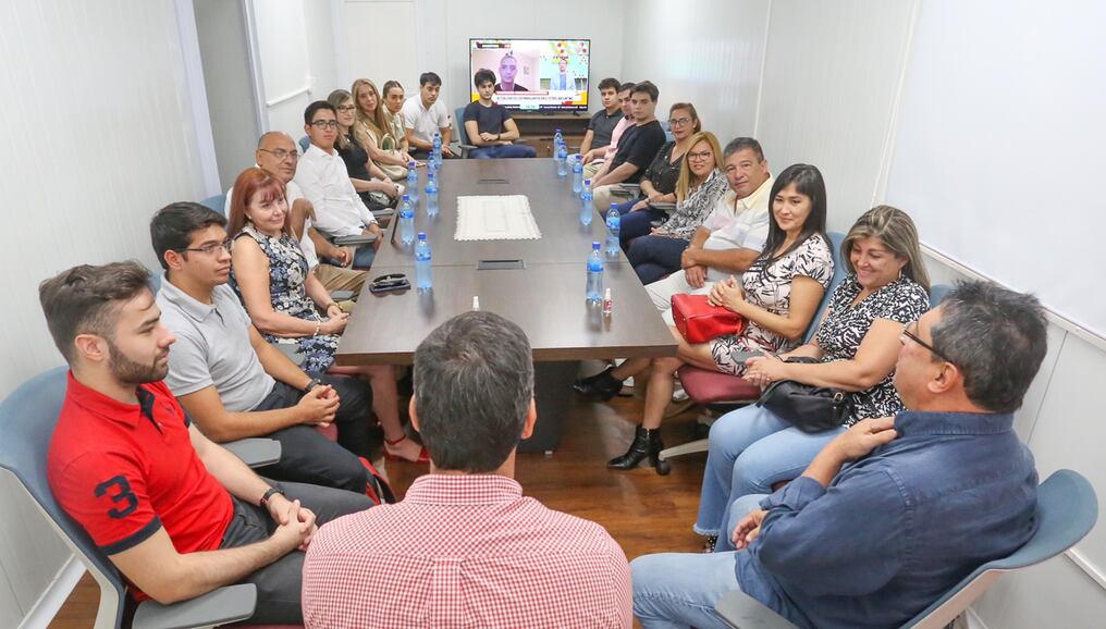 El candidato a presidente de la República Santiago Peña junto a la primera camada de estudiantes egresados y sus padres. Foto: Gentileza.
