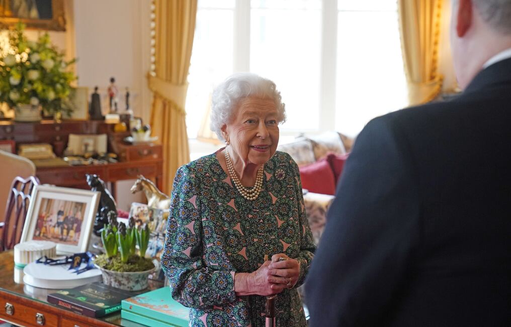 La monarca, que cumplirá 96 años a finales de mes, estará representada por el príncipe Carlos, heredero de la corona, de 73 años, y su esposa Camila, informó la casa real. Foto: Familia real.