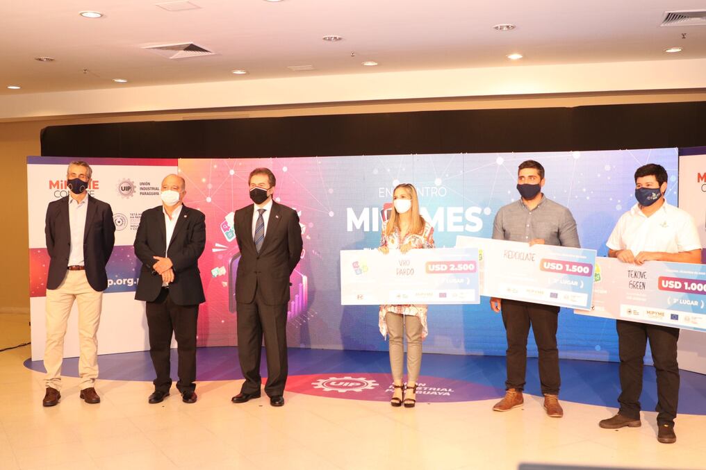 Los ganadores recibieron sus cheques simbólicos de la mano de los organismos impulsadores del concurso. Foto: Gentileza.