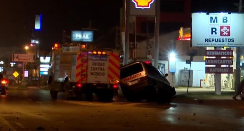 Tras la importante pérdida, el vehículo fue deteniendo la marcha y paró tras chocar contra el cordón de la vereda, donde terminó de desarmarse. Foto: Captura de pantalla.