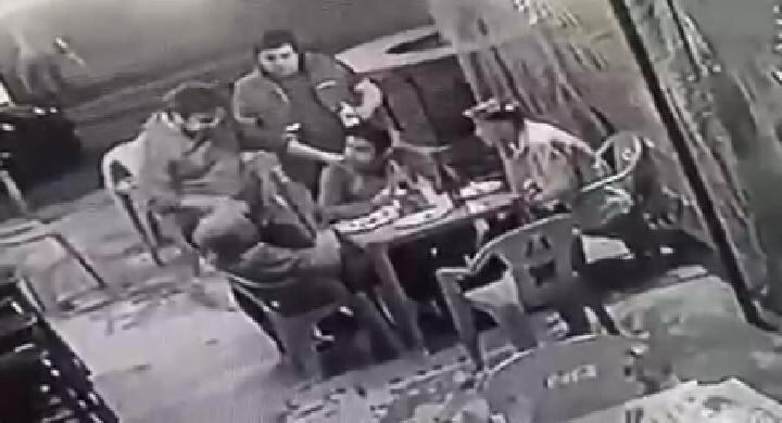 Buscan identificar a hombre en estado etílico que ingresó a un local gastronómico de Concepción a agredir físicamente a un adolescente. Foto: Captura de pantalla.