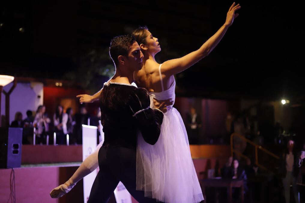 También participan bailarines paraguayos invitados que pertenecieron y bailaron
en la compañía.