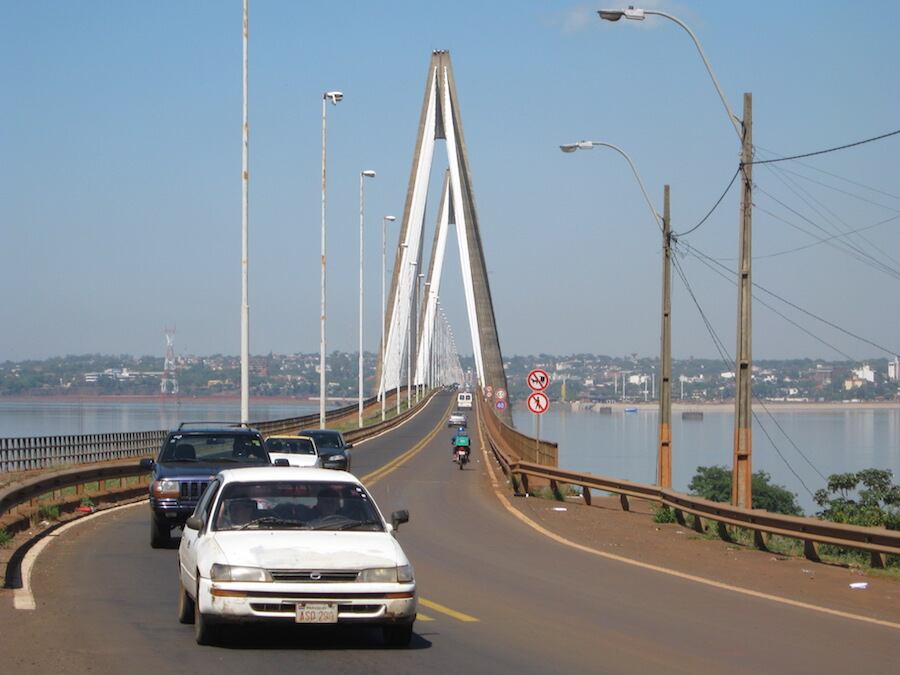 El hecho que atraviesen el puente que une las ciudades de Encarnación con Posadas entre 5 y 9 veces por día empezó a llamar la atención de autoridades argentinas, por lo que empezaron a revisar el interior de los vehículos. Foto: Archivo.