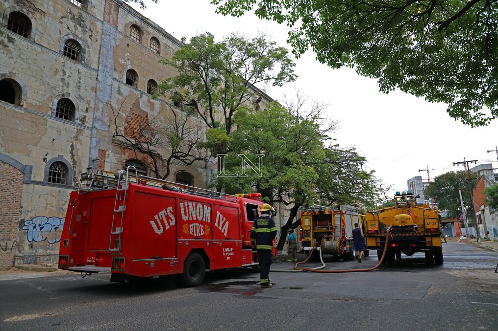 Un total de 12 uniformados de la Tercera Compañía de Bomberos Voluntarios de Sajonia acudieron al inicio del incendio. Foto: Jorge Jara.