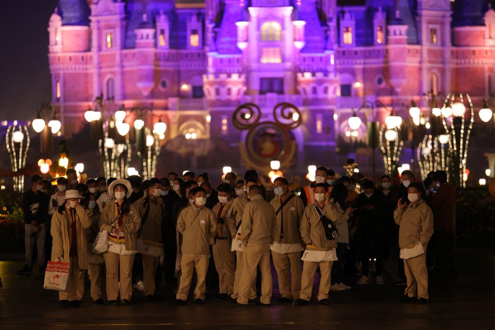 Un grupo se prepara para someterse a pruebas de COVID-19 en el parque de diversiones de la capital china. Foto: AFP.